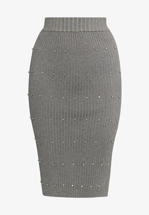 Hall griidud pliiatsiseelik kõrge vöökoha ja hõbedaste nupukestega, mis on paigutatud riidele täppidena.