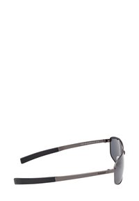 Stylové sluneční brýle Timberland s tmavými polarizačními čočkami a šedými kovovými rámy, zobrazující levou stranu a detaily spánku.