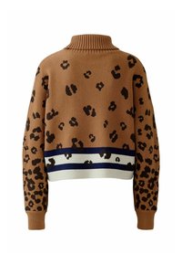Korte trui in bruin breiwerk met zwarte luipaardvlekken. Heeft een geribbelde turtle neck en horizontale gestreepte accenten in marineblauw en wit aan de zoom.
