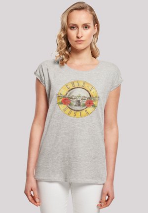 Graues Baumwoll-T-Shirt mit hochgerollten Ärmeln, das ein kreisförmiges Motiv von Gitarren und Rosen zeigt, sowie den Text "GUNS N' ROSES" in Gelb.