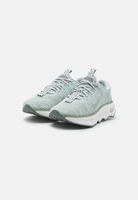 Nike Performance MOTIVA - Tenisice za cestovno trčanje - light silver/metallic silver/jade horizon/smoke grey/summit white