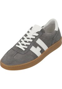 Baskets en suède gris avec accents blancs, design à lacets, semelle en caoutchouc et marque bien visible. Présente une surface texturée et des lignes épurées.