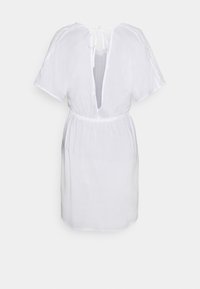 Robe blanche à manches courtes et décolleté en V profond, taille élastique et accents tissés sur les épaules. Tissu léger avec une texture lisse.
