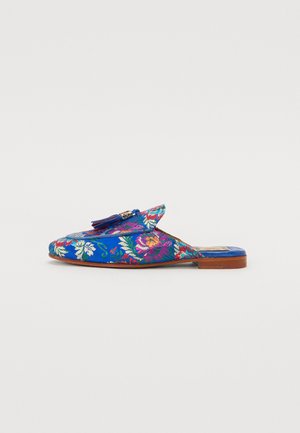 Chausson brodé en tissu bleu vif, ornés de motifs floraux roses et verts, avec une semelle en bois plate et un accent de pampille.