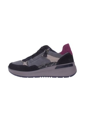 Zapatillas que combinan ante negro y gris con un acento morado. Suela gruesa con un acabado texturizado y cierre de cremallera en el lateral.