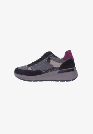 Baskets en suede noir et gris avec une touche de violet. Semelle épaisse avec une finition texturée et fermeture éclair sur le côté.