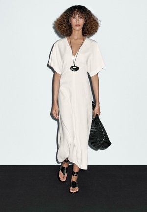 FLARED V-NECK MIDI - Hverdagskjole - white