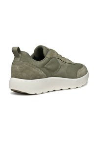 Zapatilla deportiva verde oliva con una combinación de materiales de ante y malla, suela de goma blanca, acentos texturizados y tirador en la parte trasera.