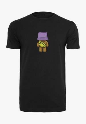 Čierne bavlnené tričko s grafikou hnedého charakteru v purpurovej vedre a žltom crossbody vaku, umiestnenou na hrudi.