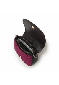 Borsa a tracolla in tessuto trapuntato bordeaux con patta in pelle nera. L'interno presenta una tasca con zip e uno slot per carte. Finiture in oro.