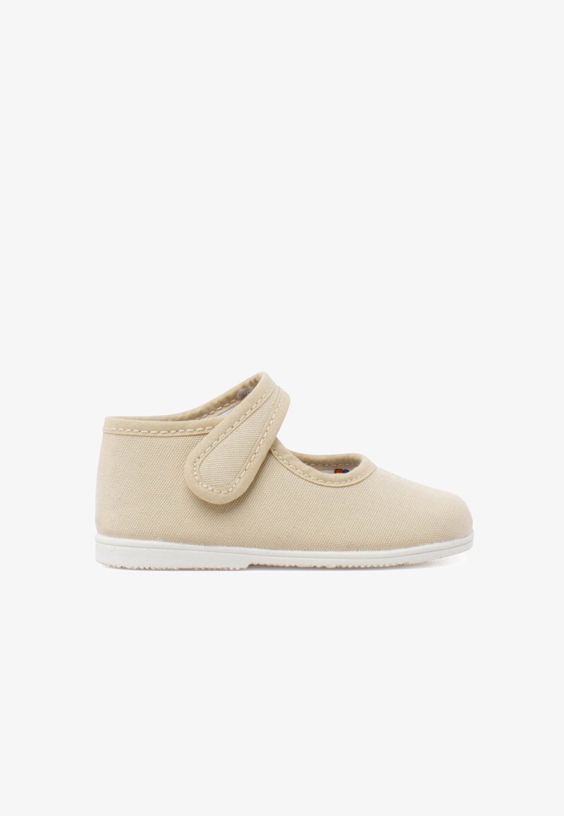 Beige Leinenschuh mit runder Zehenpartie, Klettverschluss und weißer Gummisohle. Verfügt über eine strukturierte Stoffoberfläche und ein niedrig geschnittenes Design.