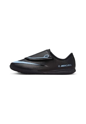 Scarpe da calcio nere con texture liscia, dotate di una fascia in velcro e dettagli blu, design aerodinamico e suola texturizzata per la presa.