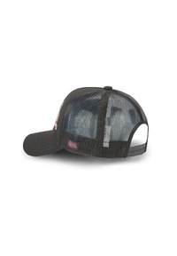 Gorra trucker de malla negra con cierre ajustable, visera curvada y logo rosa en el lateral.