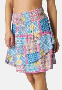 Gonna a più fantasie con vita smock, prevalentemente blu e rosa, con disegni floreali e geometrici e orlo arricciato.