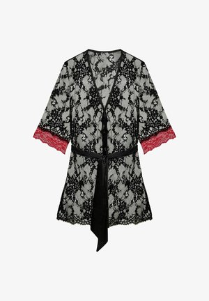 Robe in pizzo nero con bordature in pizzo rosso alle maniche, caratterizzata da un collo a V, cintura con laccio e motivi floreali su tutta la stoffa. Texture morbida.