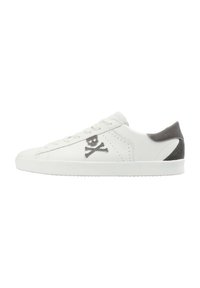 Weiße Ledersneaker mit einem Totenkopf- und Kreuzbones-Logo, grauen Wildlederspitzen, flachen Schnürsenkeln und einer strukturierten Gummisohle.