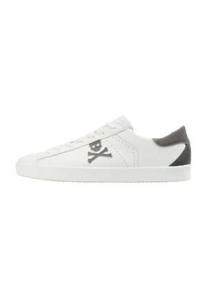 Adidași din piele albă cu logo-ul craniului și oasele încrucișate, accente din suede gri la toc, șireturi plate și o talpă texturată din cauciuc.