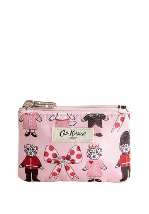 Rozā rāvējslēdzēja soma ar drukātu rakstu, kurā ir ārkārtējas rakstzīmes un loki. Priekšpusē ir auduma uzlīme ar uzrakstu "Cath Kidston".