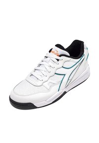 Scarpa sportiva bianca con pelle perforata, dettagli in teal, suola nera spessa e lacci bianchi, dotata di collare imbottito per il comfort.