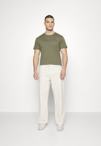 Pepe Jeans EGGO - Apdrukāts T-krekls - military green