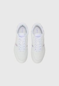 Hvite lær sneakers med lilla detaljer og en glatt tekstur. Har rund tå, snøring og polstret krage. Merkevaren sitt logo på tungen.