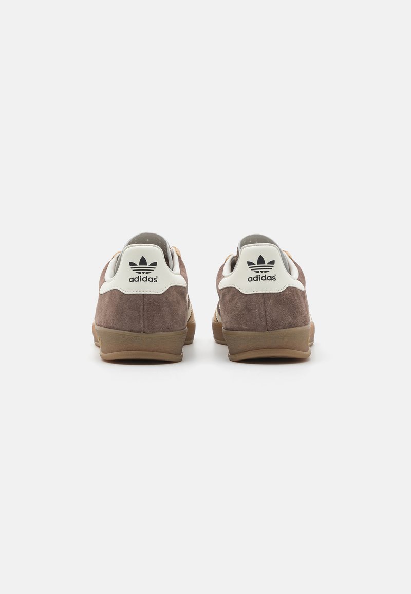 adidas Originals GAZELLE INDOOR - Trainers - earth strata/footwear  white/magic beige/brown - Zalando.ie