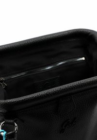 Zwarte leren handtas met een gestructureerd oppervlak, voorzien van een ritsvak aan de binnenkant en een merketiket. Aangevuld met een blauwe schouderband op de hardware.