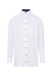 Camicia bianca a maniche lunghe con bottoni scuri, colletto a punta e taschino sul lato sinistro, su uno sfondo semplice.