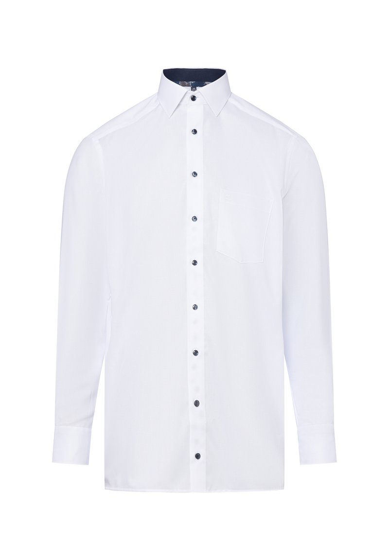 Camicia bianca a maniche lunghe con bottoni scuri, colletto a punta e taschino sul lato sinistro, su uno sfondo semplice.