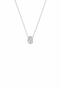Collar de cadena de plata con un colgante en forma ovalada que presenta un diseño entrelazado con diamantes sobre un fondo blanco.