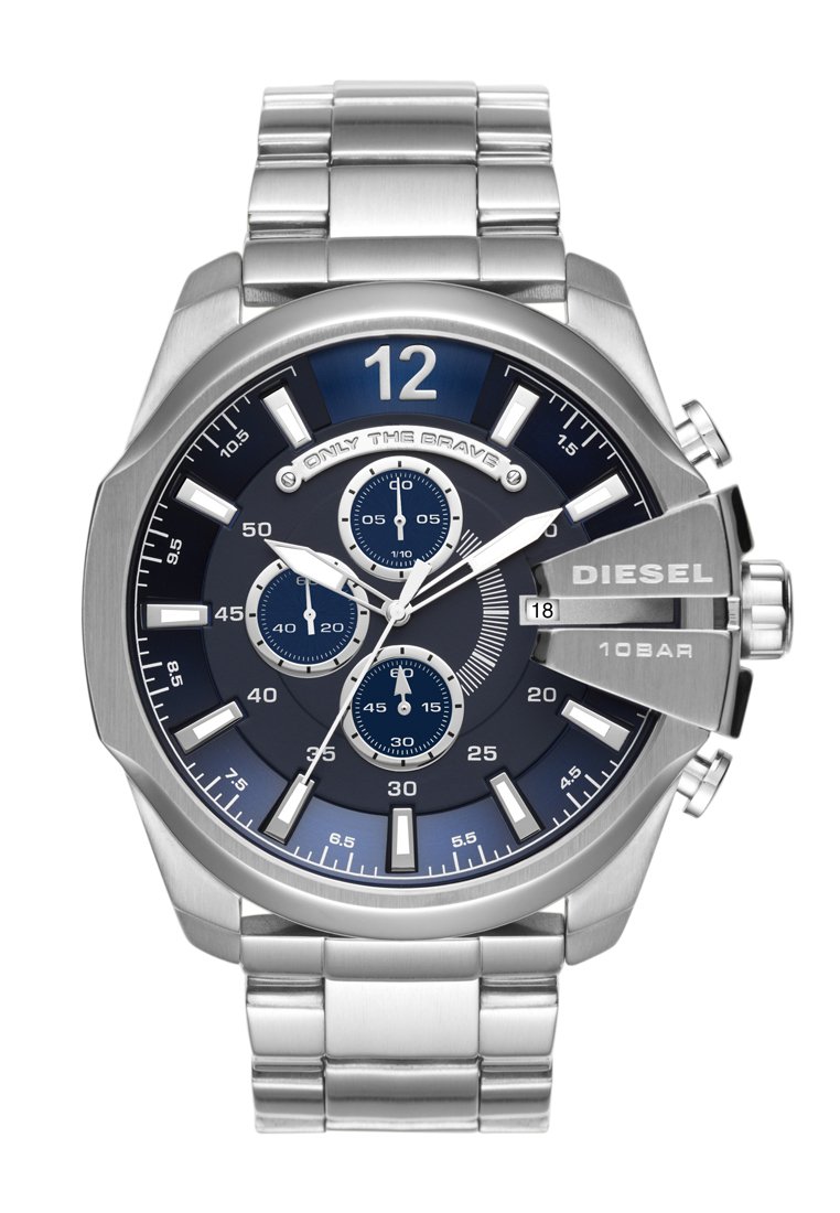 Reloj cronógrafo de metal con una pulsera de acero inoxidable plateado, esfera azul oscura, acentos plateados y números grandes. Cuenta con tres subesferas y una ventana para la fecha.