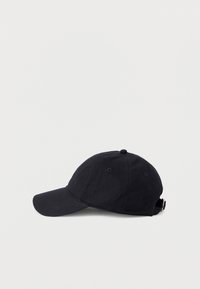 Gorra de béisbol de algodón negra con visera curvada, seis orificios de ventilación y una correa ajustable en la parte trasera. Diseño sencillo y clásico.