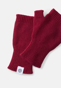 Strikkede fingerløse handsker i dyb rød, med ribbede manchetter og en lille hvid label med et geometrisk design. Blød tekstur, mellem længde.