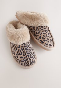 Leopardimustriga sussid beeži kunstkarvaga voodri, pehme tekstuuri, ümarate vormide ja heledavärvilise tallaga. Kaunistatud tikanddetailiga.