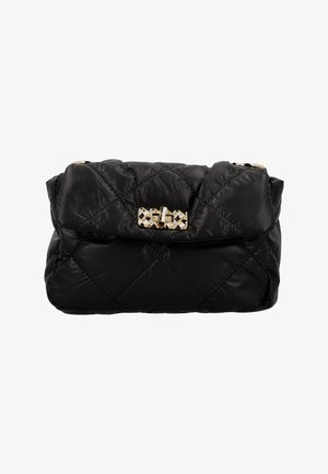 Bolso de mano acolchado negro, hecho de material suave, con un cierre de hardware dorado y un diseño de solapa plegable.