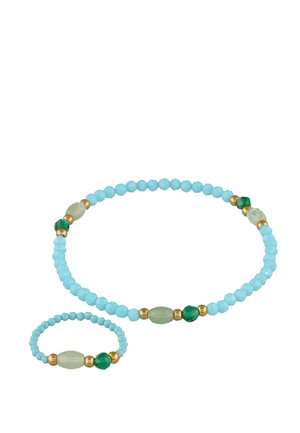 Bracelet et bague assortis en perles turquoise, vertes et dorées avec des formes de perles variées sur fond blanc.
