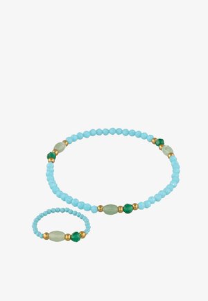 Bracelet et bague assortis en perles turquoise, vertes et dorées avec des formes de perles variées sur fond blanc.