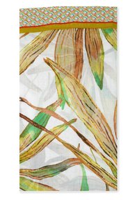 Stof met een bloemenpatroon, met groene en bruine bladeren op een witte achtergrond, met een kleurrijke geometrische rand aan de bovenkant.