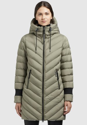Olivenfarbener Puffer-Mantel mit Zickzack-Steppung, hohem Kragen, Frontreißverschluss und zwei Seitentaschen mit schwarzen Reißverschlussakzenten.