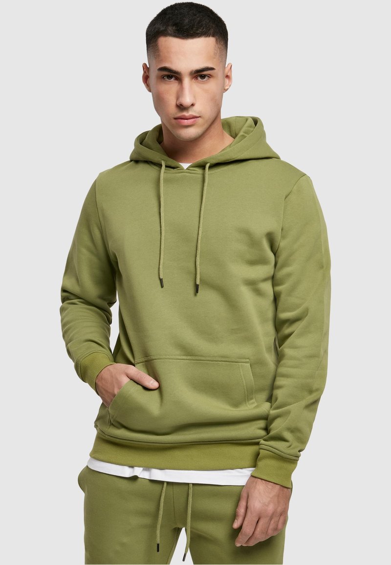 Sudadera con capucha en color verde oliva, fabricada con un tejido suave; cuenta con un bolsillo delantero, capucha con cordón y puños y dobladillo de canalé.