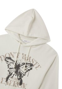 Kaptur w kolorze off-white z grafiką motyla z efektem rozprysku oraz napisem „NIE MARNUJ swojej ENERGII” w ciemnym brązie.