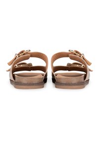 Hnědé kožené sandály s dvěma nastavitelnými řemínky, zlatými přezkami, plochou podrážkou, otevřenou špičkou a texturovanou stélkou pro pohodlí.