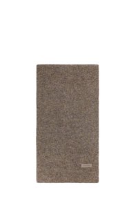 Bufanda de punto color canela hecha de tela suave con textura acanalada. Cuenta con una pequeña etiqueta de cuero con el nombre de la marca en un lado.