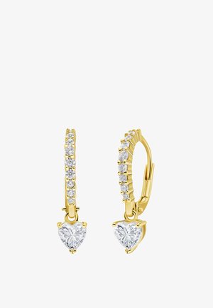 Gouden hoepel oorbellen met hartvormige heldere stenen aan de onderkant, omringd door kleinere stenen langs de hoepel voor extra detail.
