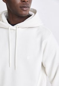 Calvin Klein Jeans BADGE HOODIE - Felpa - ivory