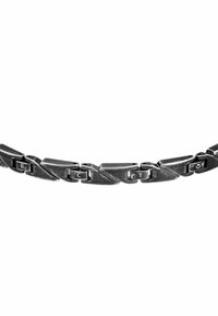 Bracciale in metallo a catena con un design scorrevole e intrecciato. Finitura nera opaca con lettere incise su link selezionati, che sottolineano un'estetica moderna.