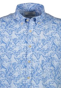 Lichtblauwe button-down blouse met een bloemenpatroon in donkerder blauw, voorzien van een gestructureerde kraag en beige knopen, gemaakt van textuurstof.