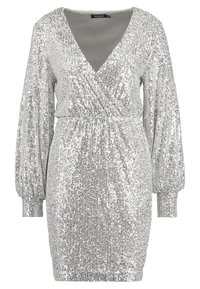 Silverglittrig klänning med djup V-ringning, långa puffärmar och figurnära midja. Slät innerfoder kompletterar den texturerade ytan.