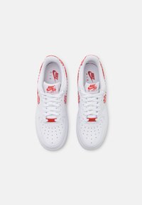 Nike Sportswear AIR FORCE 1 07 TREND - Sneakers basse - white/mystic red