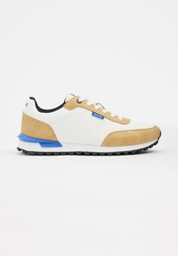 Zapatillas blancas con acentos de ante color marrón, suela de goma negra, detalle azul en el talón y diseño clásico de cordones. Material texturizado en los laterales.